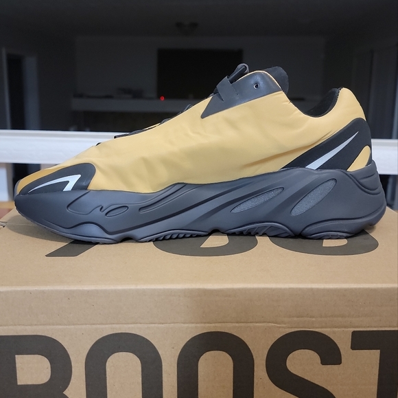 Yeezy 700 - Picture 5 of 7